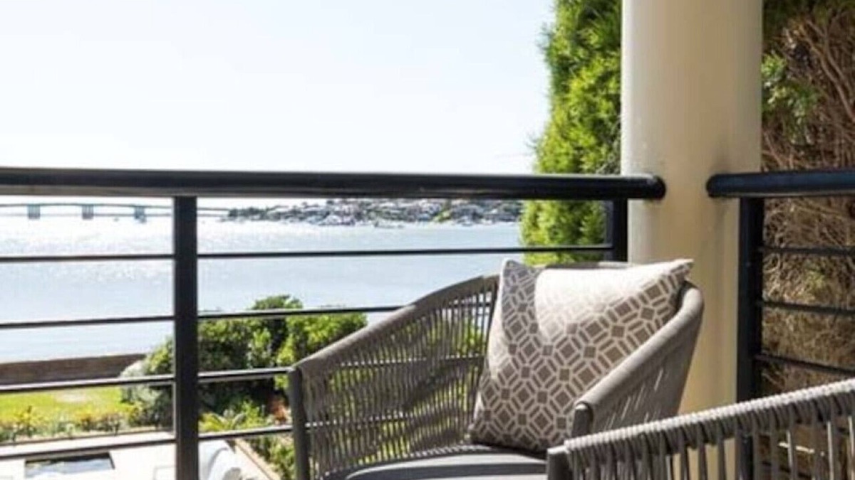 Sylvania Waters House | Panoramic views, 5-bedroom waterfront