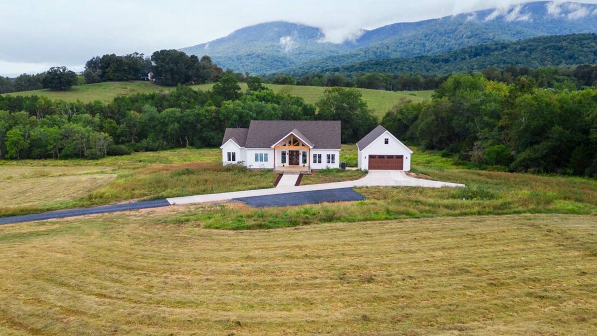 Afton House | Panoramic Views by Vineyardsn4000 sf new home on 40 acs