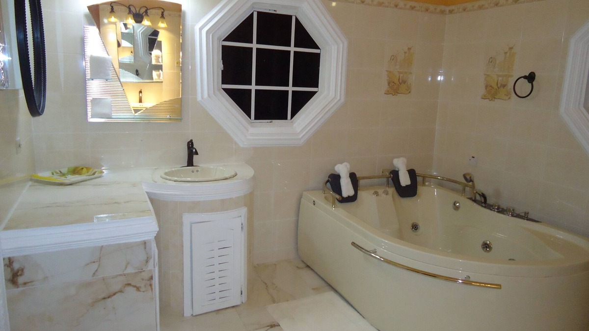Falmouth House | Panoramic Views, Close to: shopping centres, Stadium, Jazz & Blue Festival