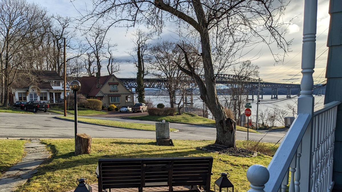 Newburgh House | Panoramic views from a spacious mid-century home