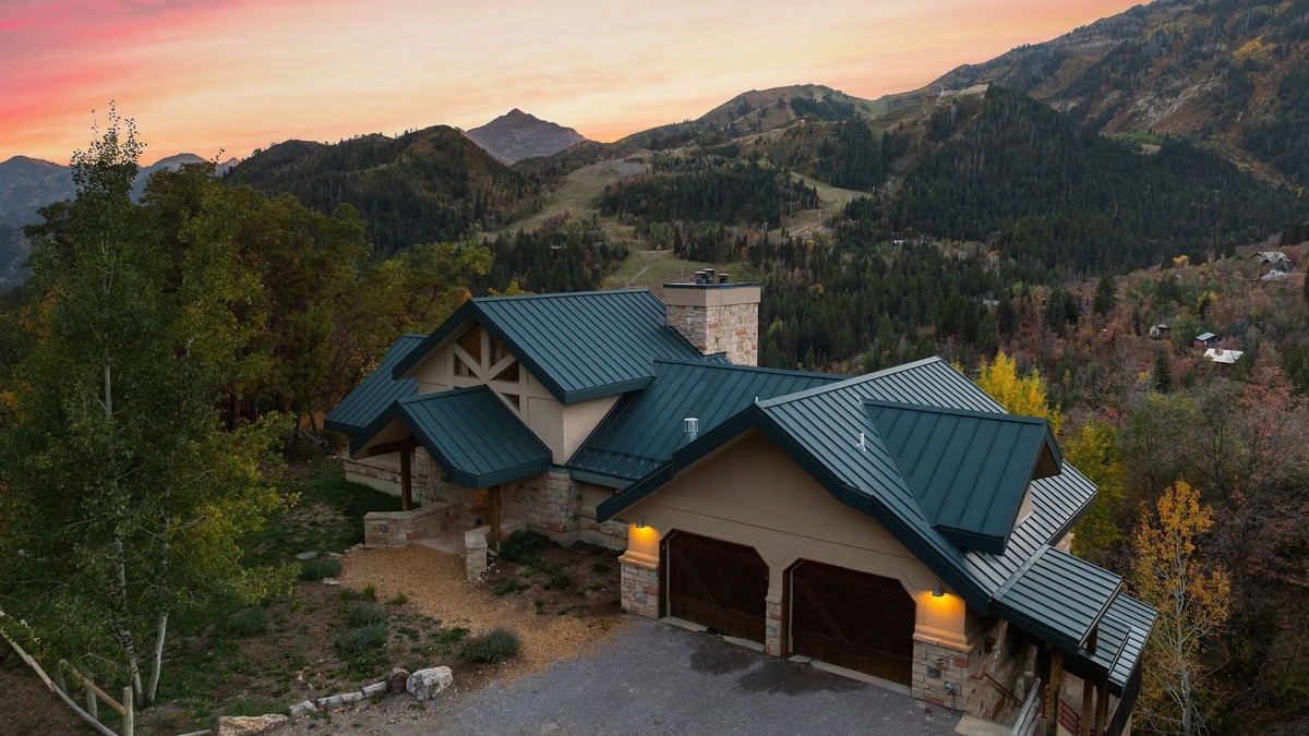 Sundance Cabin | PANORAMIC VIEWS - Hot Tub - 4 Bedroom Mountain Home