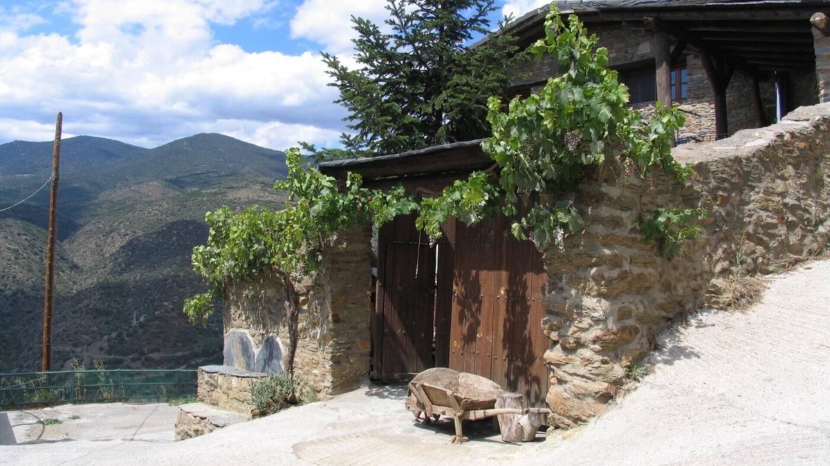 Calbinya Cottage | Panoramic views. In a small village in the Pyrenees. Private barbecue.