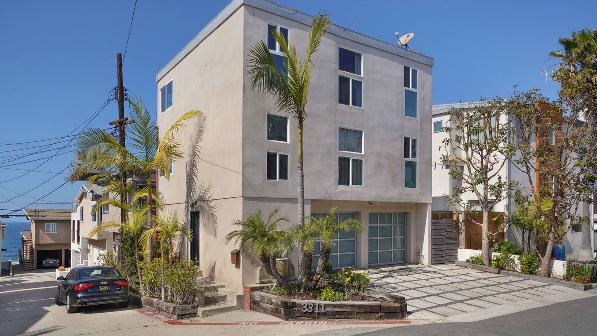 The Strand House | Panoramic Views from Malibu to Palos Verdes and Catalina. Short walk to Strand.