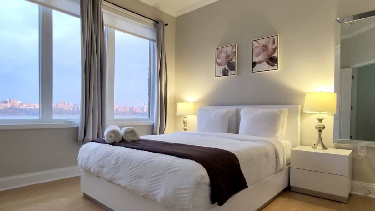 Edgewater Apartment | Panoramic water view , 10 min to manhattan on the river amazing D
