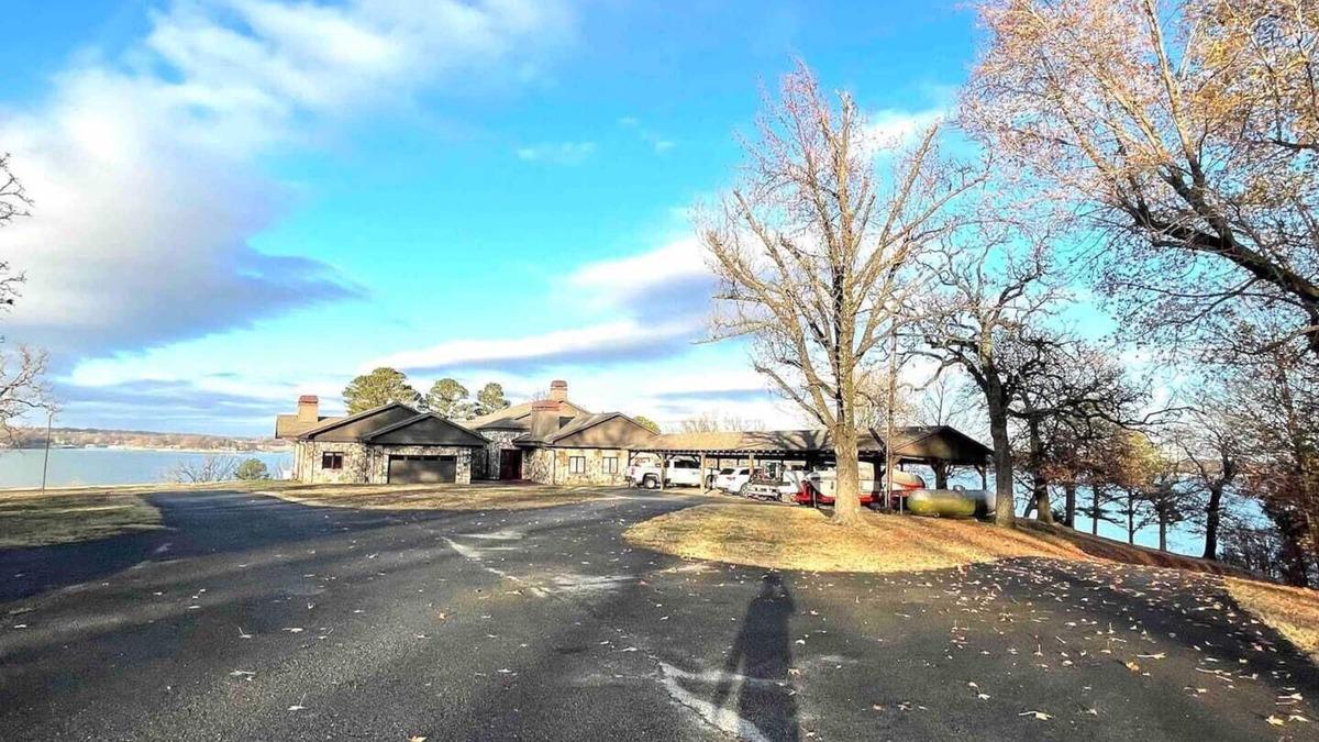 Dennis House | PANORAMIC WATERFRONT THE LODGE AT STONY POINT VACATION GETAWAY & WEDDINGS