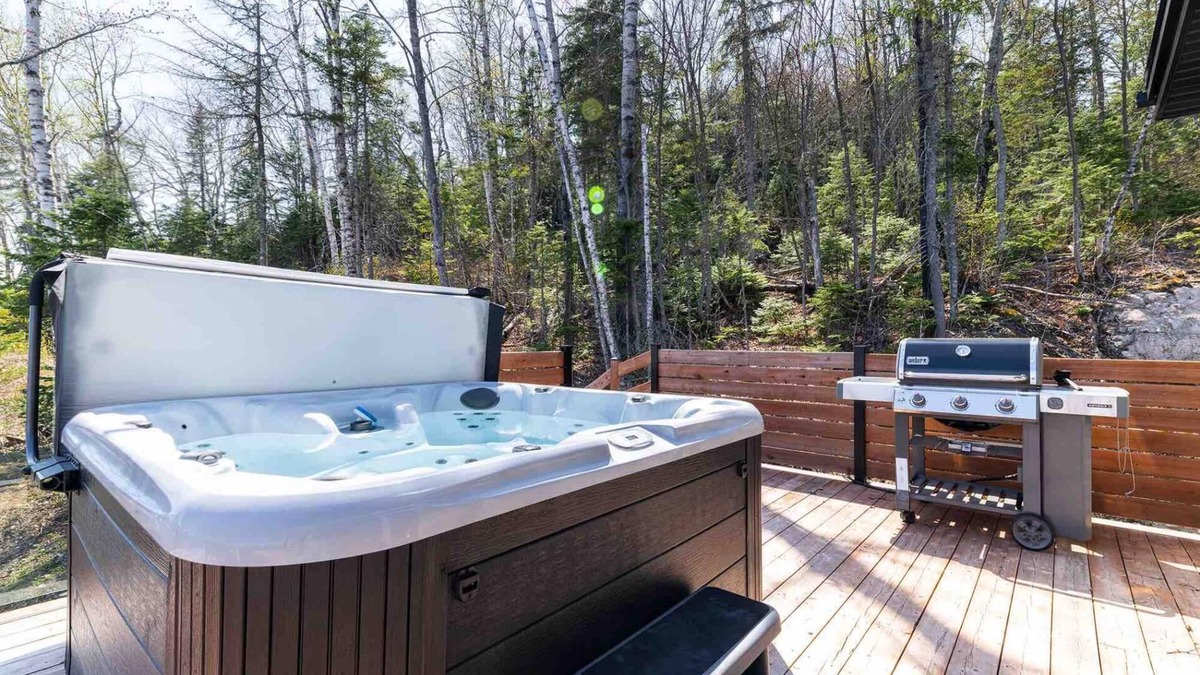 Les Eboulements Ski Chalet | Panoramique 156: Breathtaking Views & Spa