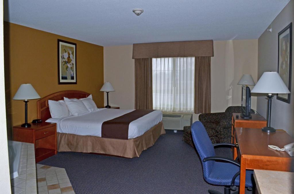 Paola Hotel | Paola Inn and Suites