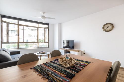 Sabadell Apartment | Papa Pius