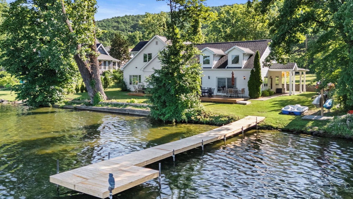 Dundee House | Papa`s Paradise: rural home on Waneta Lake with private lakefront, pool table