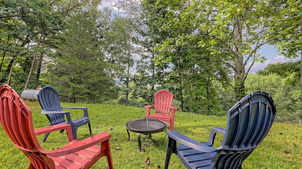 Mountain City House | Papa's Place | 10 min Black Rock Mountain | Peaceful & Private | Dogs Welcome!