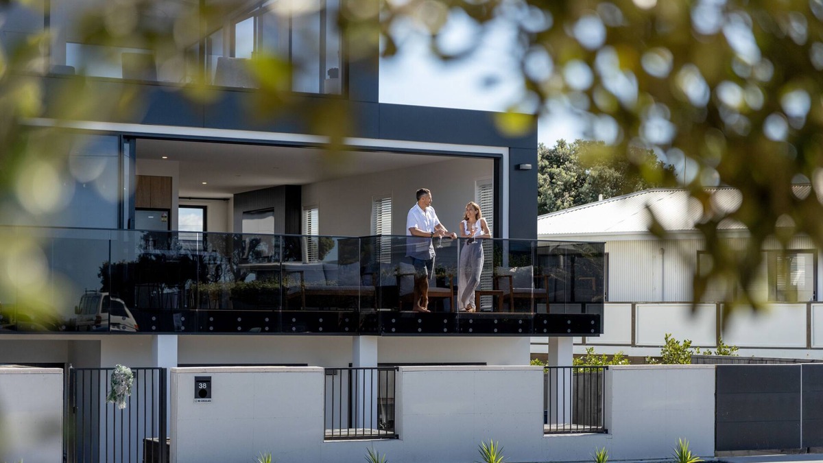 Papamoa Beach House | Papamoa Beach Coastal Oasis. Heated Pool, Sauna, Spa & Games room. Up to 20 Ppl