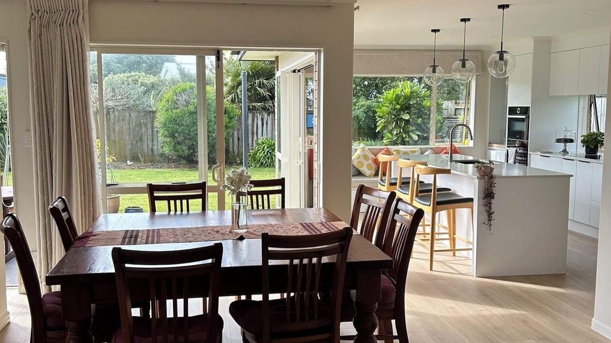 Papamoa Beach House | Papamoa Holiday Home. 6 minute walk to beach, avail Xmas and New Year 2024-2025