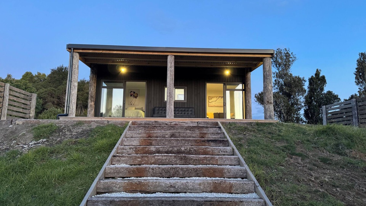 Bay of Plenty Region Cabin | Paparoa Escape-Bush Walk, Hot Tub, Serene Views, Peaceful Escape & Dog Friendly.