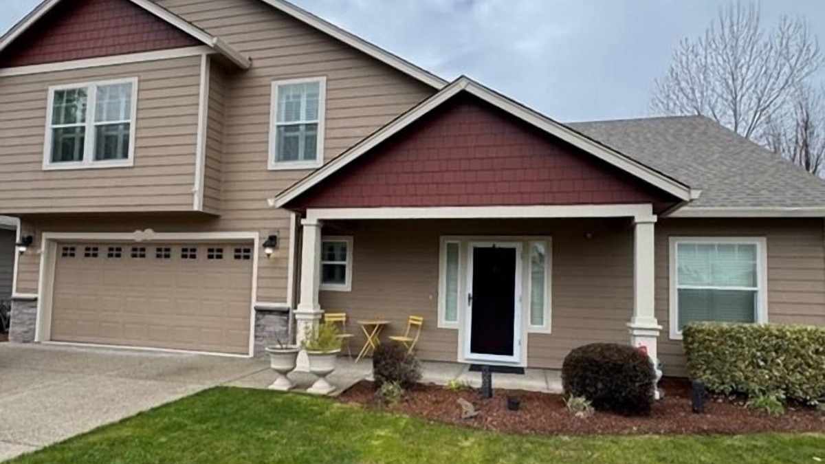 Salem House | Par 4 Fabulous 4 bedroom next to Salem Oregon Golf Course, 6 miles to downtown.