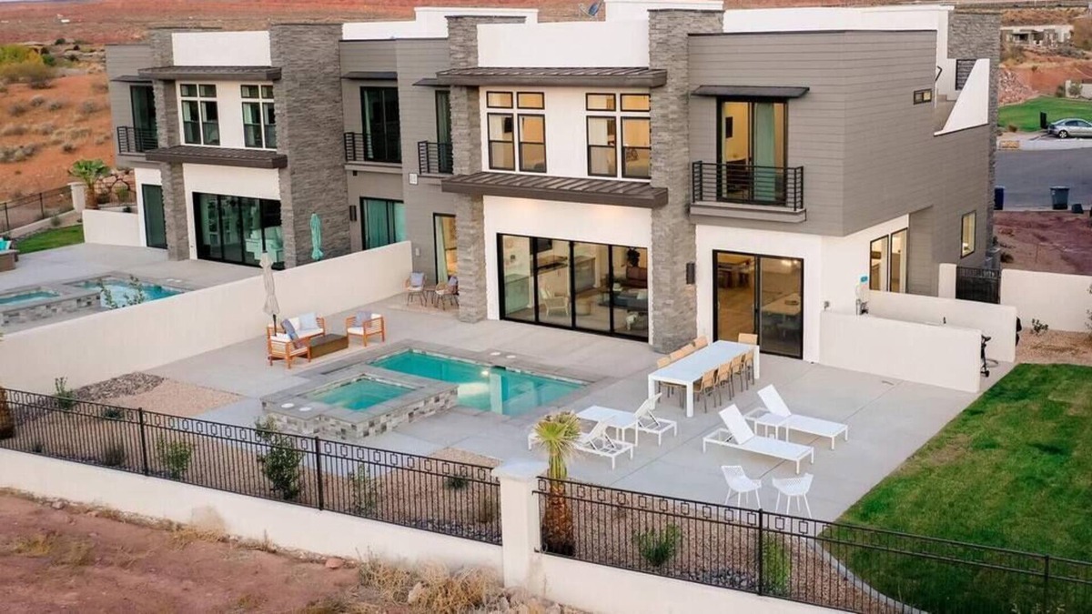 Washington County House | Parade Home w/Private Pool & 7 Bedrooms