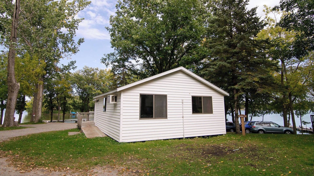 Richmond Cabin | Paradise, a 3BR lakefront cabin near the beach at Riverside Resort