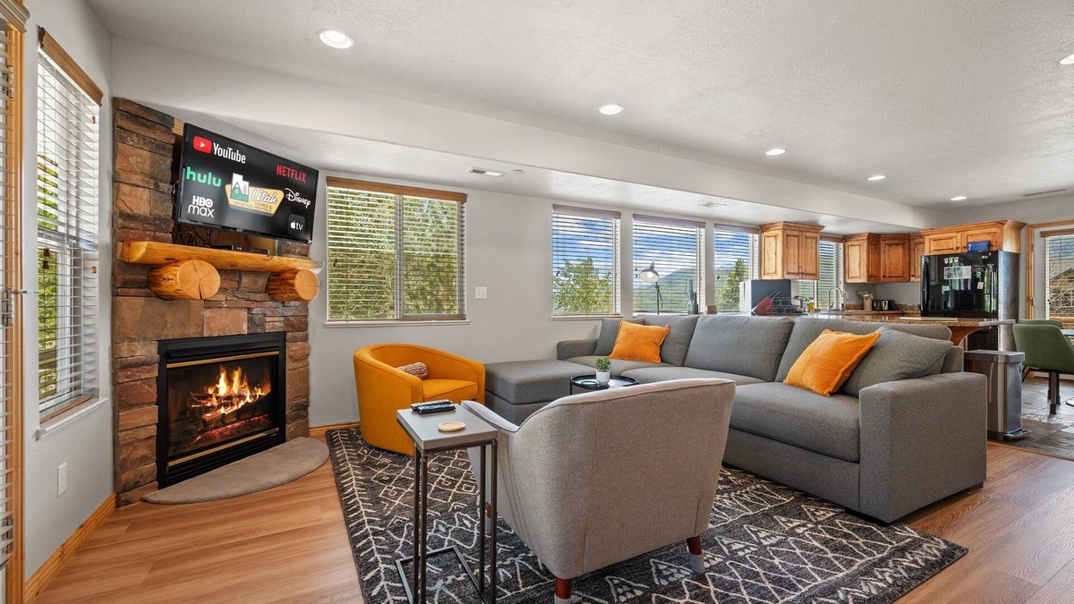 Eden Condo | Paradise Adventures MH1110A|Pool |Hot Tub |100" TV