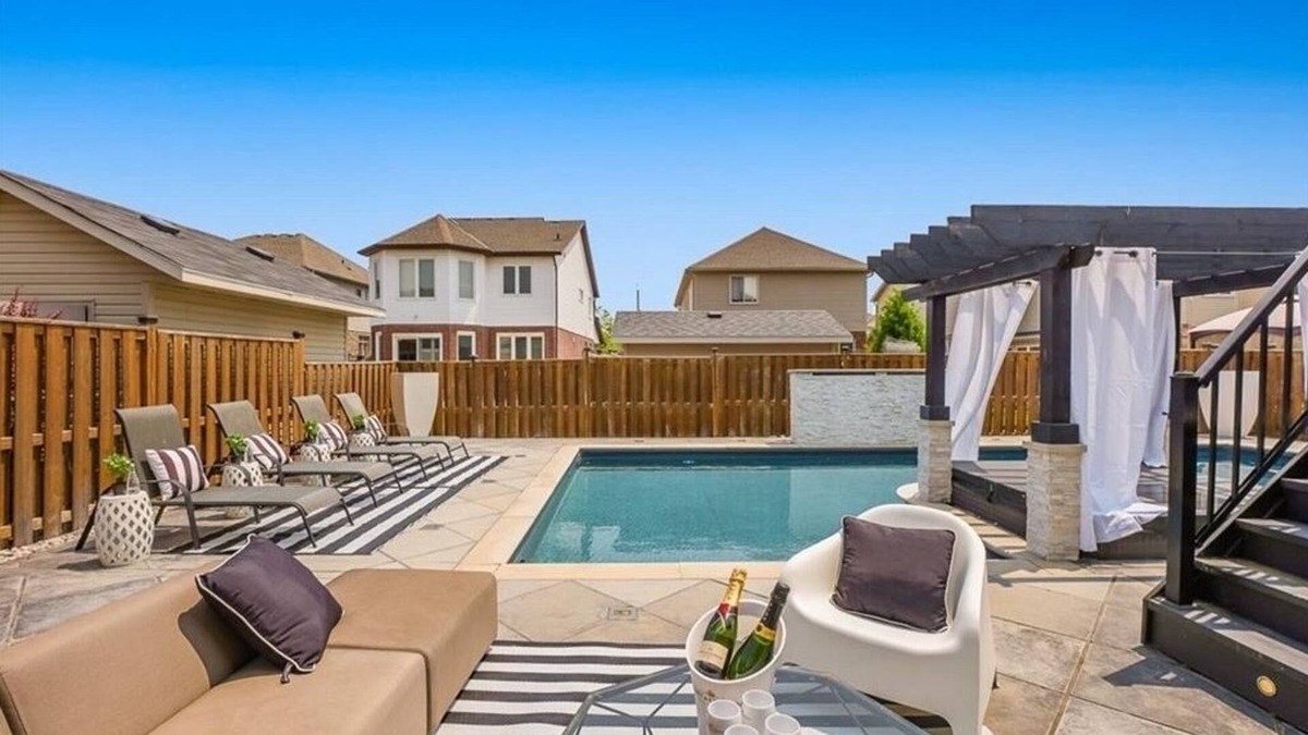 Niagara Falls House | Paradise by the Falls