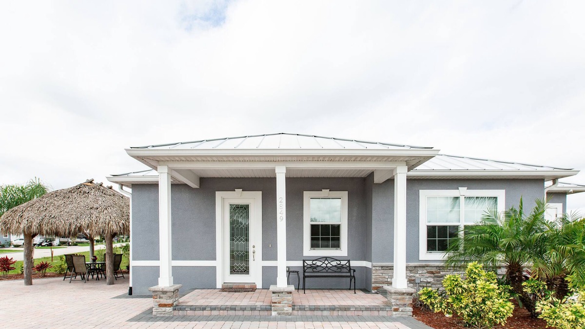 Polk City Cottage | Paradise Cottage & Tiki Hut at Bay Lake Resort