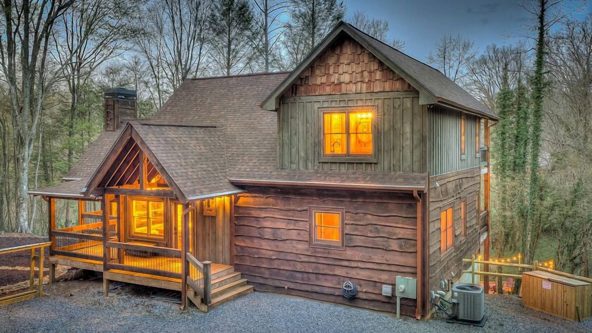 Epworth Cabin | Paradise Creek - Creek Front | Perfect for Families | Hot Tub