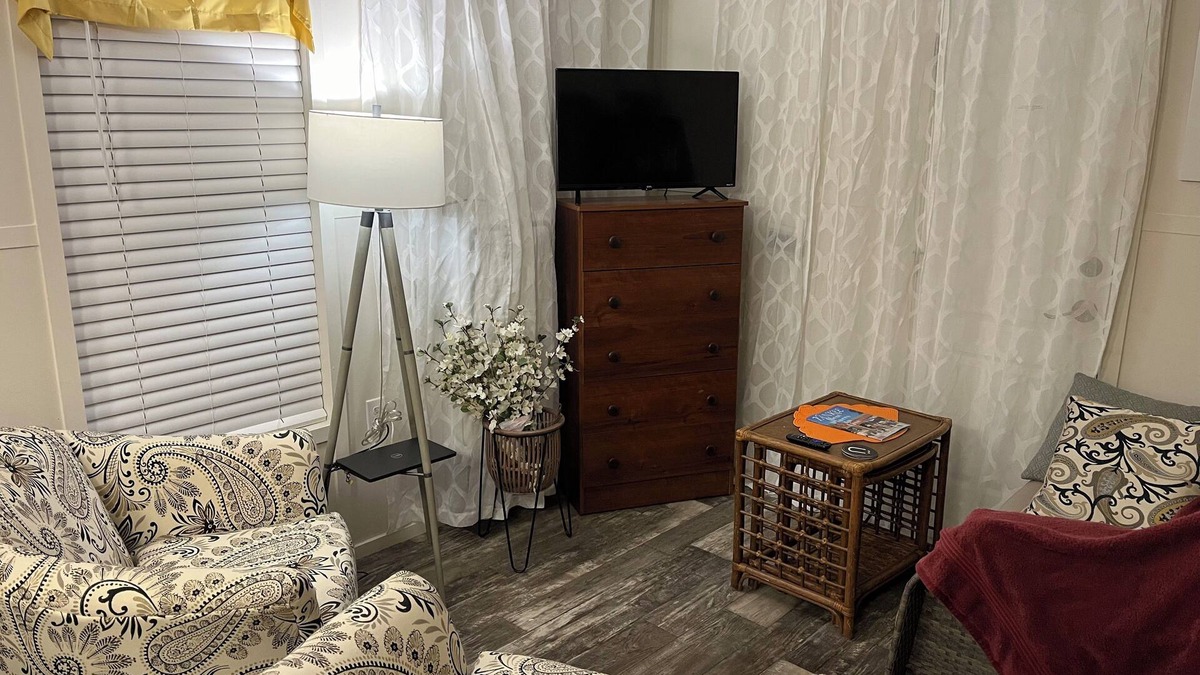 Venice Cottage | Paradise Found Adults 55+, 2 guests max. 9/27- 11/30 must be 14 day min. 3bd/2ba