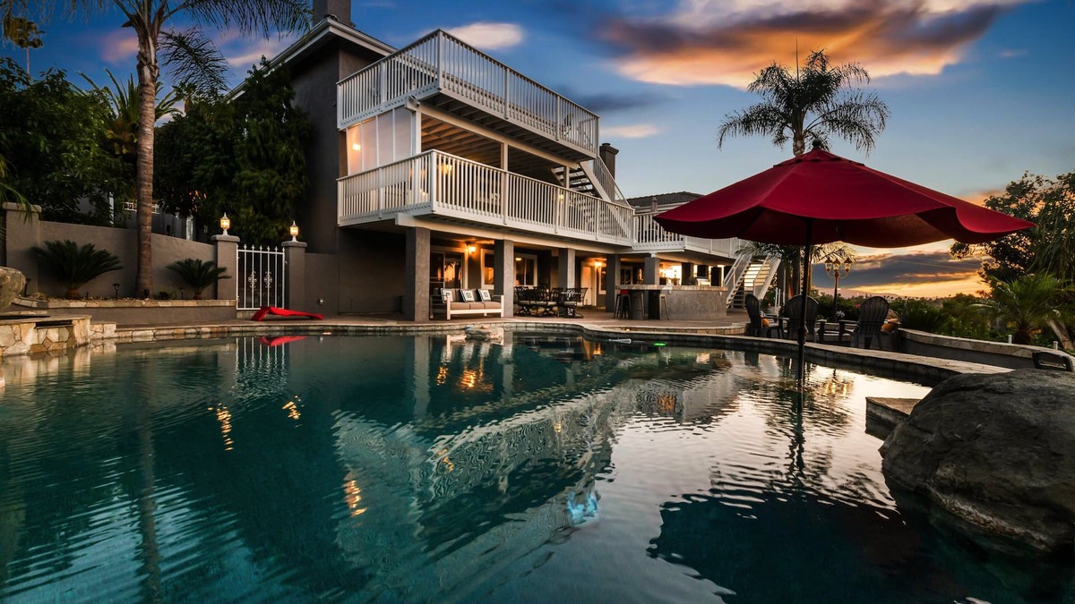 East Grove House | Paradise Hilltop Escape: GameRoom/PoolSlide/Pool/EVCharger/Volleyball/Basketball