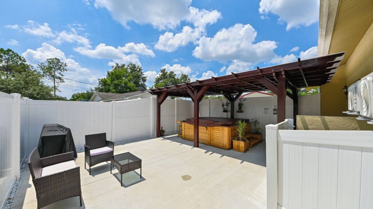 Limona Improvement Apartment | Paradise in Brandon with luxurious 6 person jacuzzi.