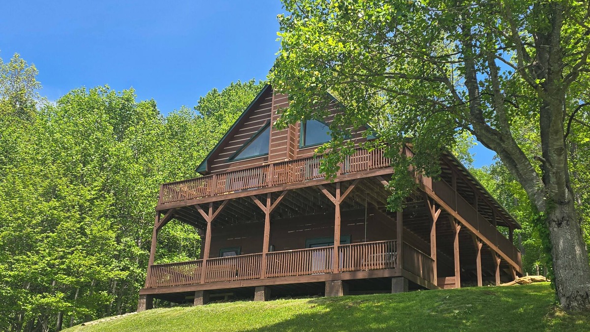 Ashe County Cabin | Paradise in the Mountains! Charming 3-bedroom cabin with amazing views!