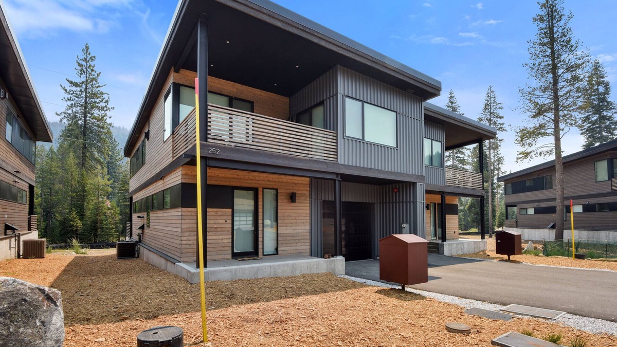 Olympic Valley House | Paradise in the Palisades | Private Hot Tub, Raft & Beach Equipment Included!