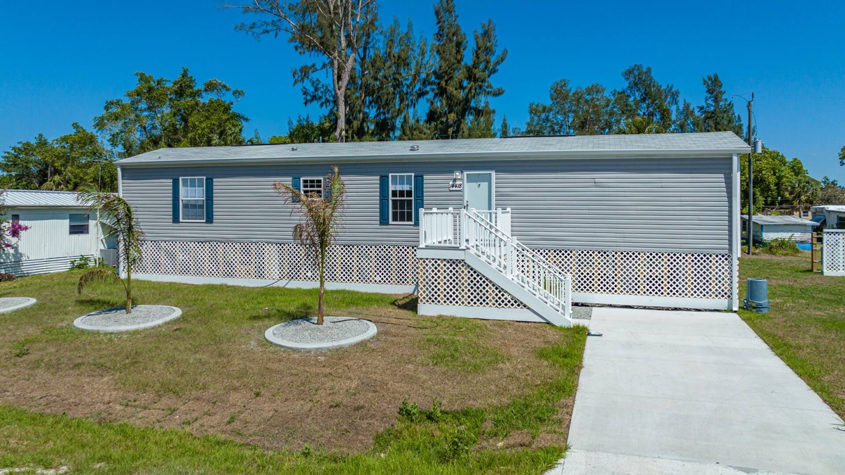Port Charlotte House | Paradise is all around! Beaches, Golf Courses, Restaurants & Shopping