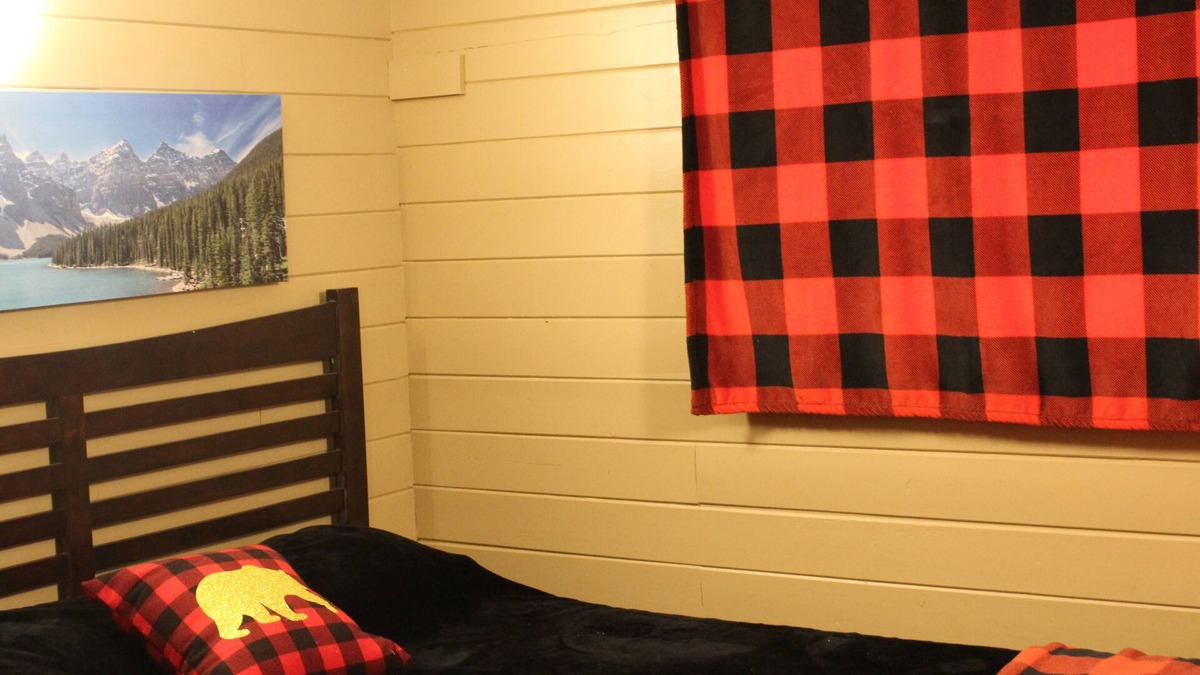 Sicamous Bed & Breakfast | Paradise is calling you.cabin in town close to the beach!
