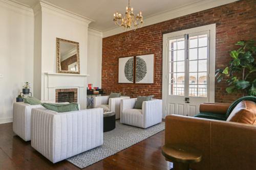 Natchez Apartment | Paradise Loft, 3 Bedroom King Beds, Heart of Downtown, Full Kitchen & Wet Bar, Streaming TV