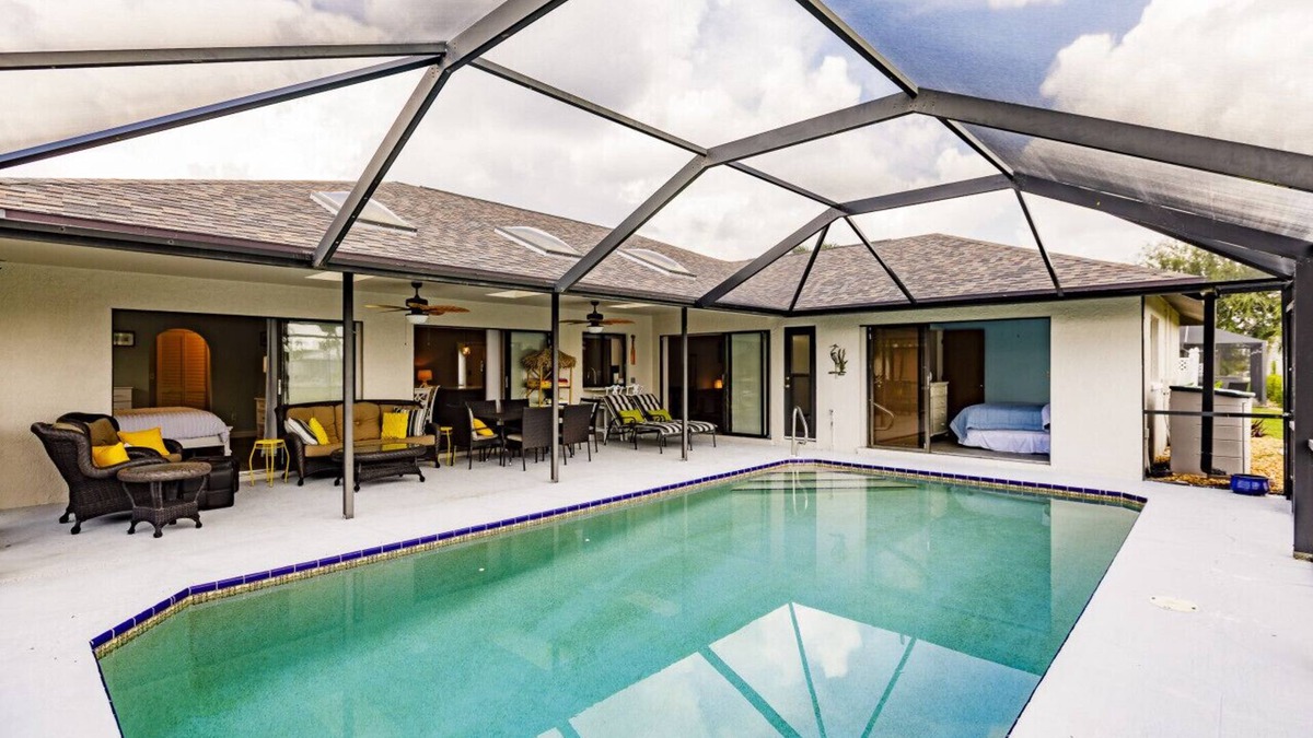 Caloosahatchee House | Paradise on Everest: 3 Bedroom Waterfront Heated Pool Home. Minutes to the Gulf