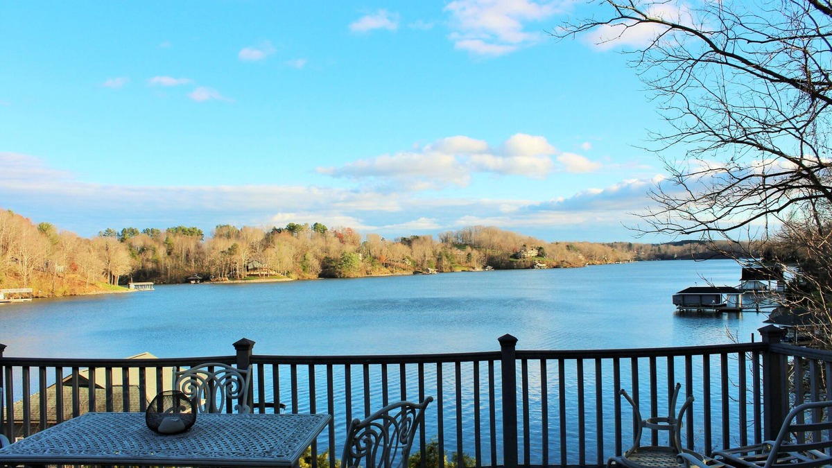 Hardy House | Paradise On The Lake