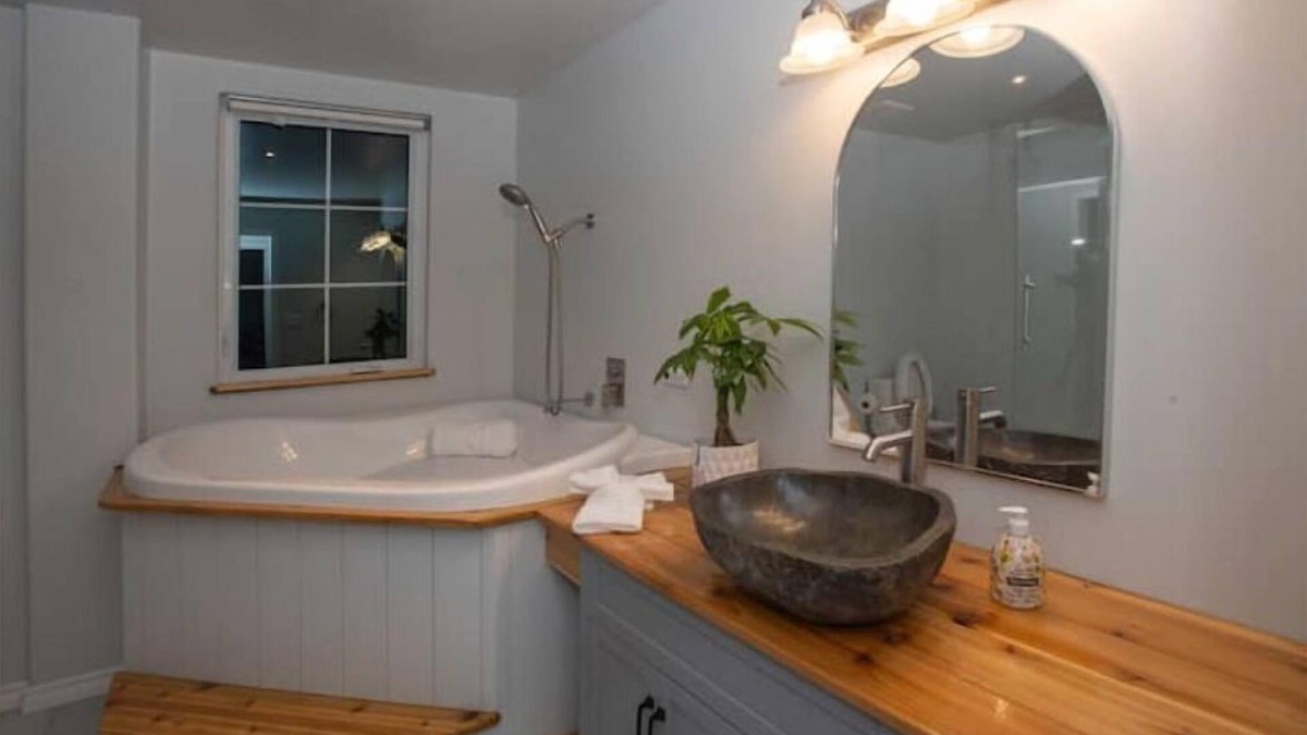 Virgil Apartment | Paradise on the Parkway