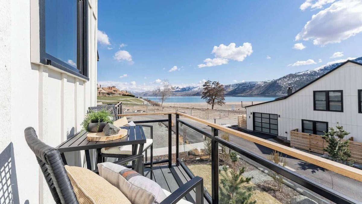 Wapato Point House | Paradise on the Point