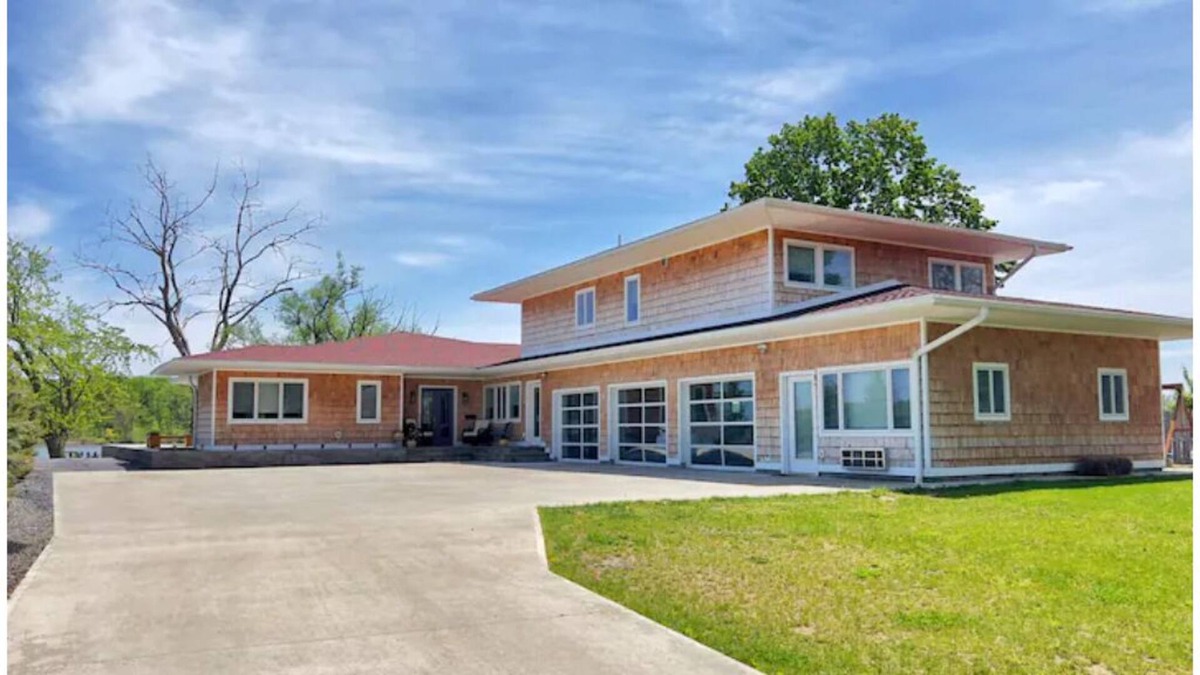 Athens House | Paradise On The River