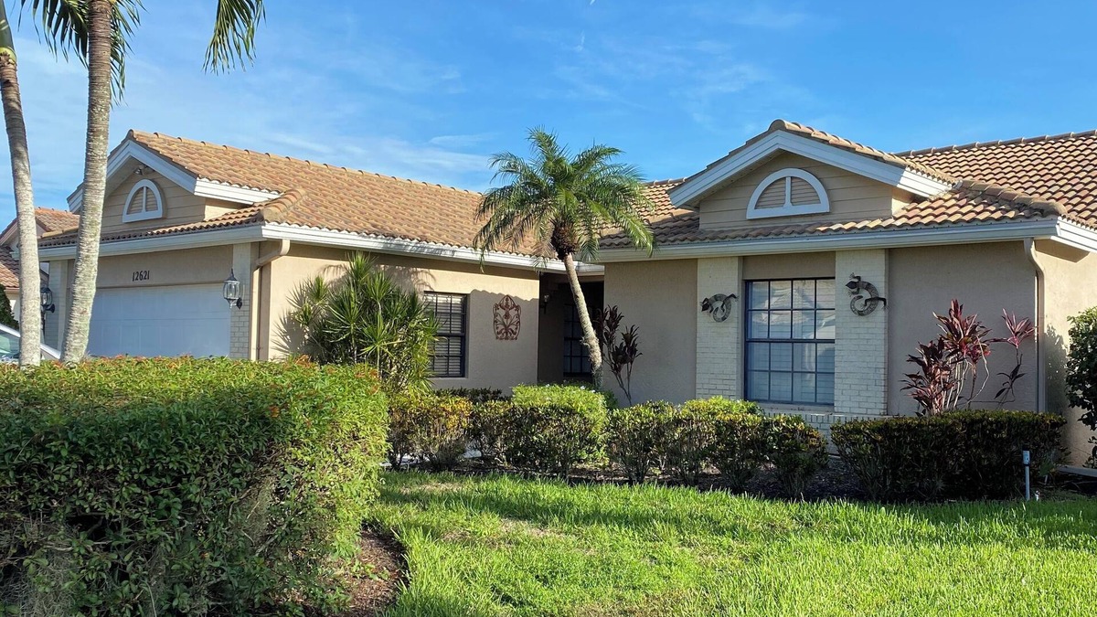 Bonita Springs House | Paradise on the 18th hole in desirable Hunters Ridge Country Club