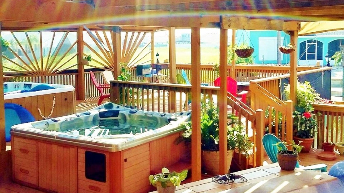 Corpus Christi Condo | Paradise On The Island Canal 4/2 W Pool & Hot Tub