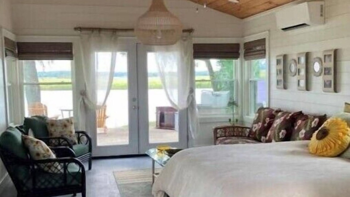 Midway House | Paradise on the water.