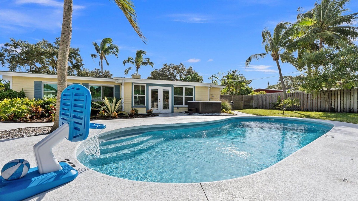 Stuart House | Paradise Palms, Private backyard w/Pool, Hot tub!