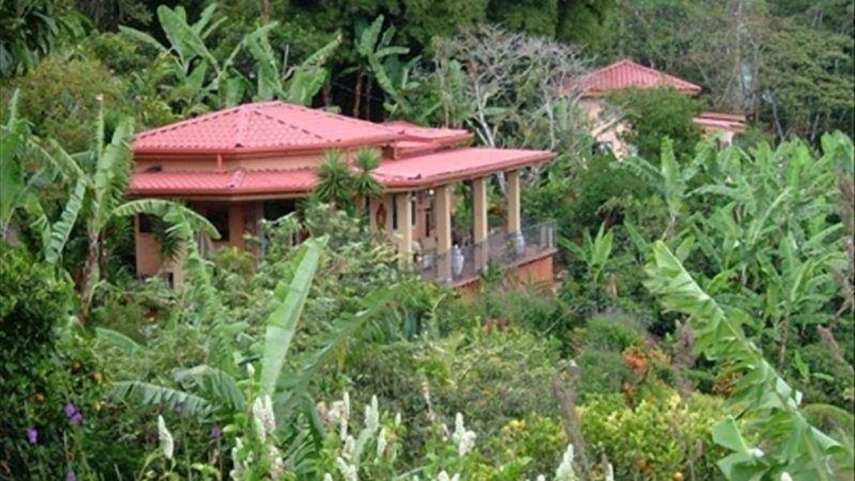 Orosi Villa | Paradise Peak -262 Five Star Reviews - Romantic Garden Villa with Jacuzzi
