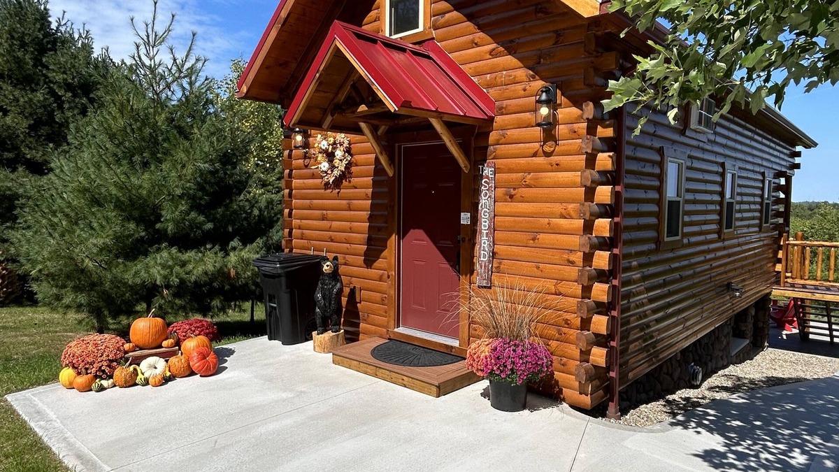 Millersburg Cabin | Paradise Peak Cabins “Songbird”outdoor hot tub in the heart of Amish Country