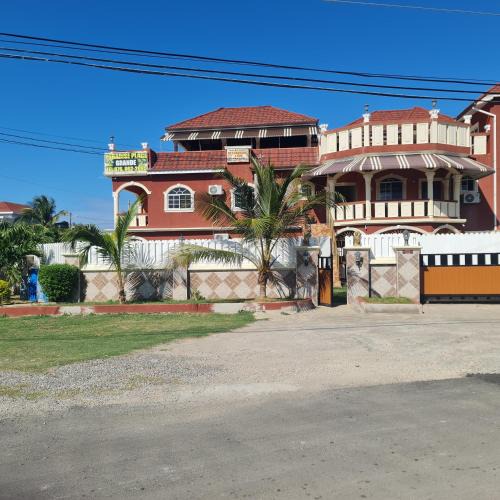 Discovery Bay Villa | Paradise Place Grande King