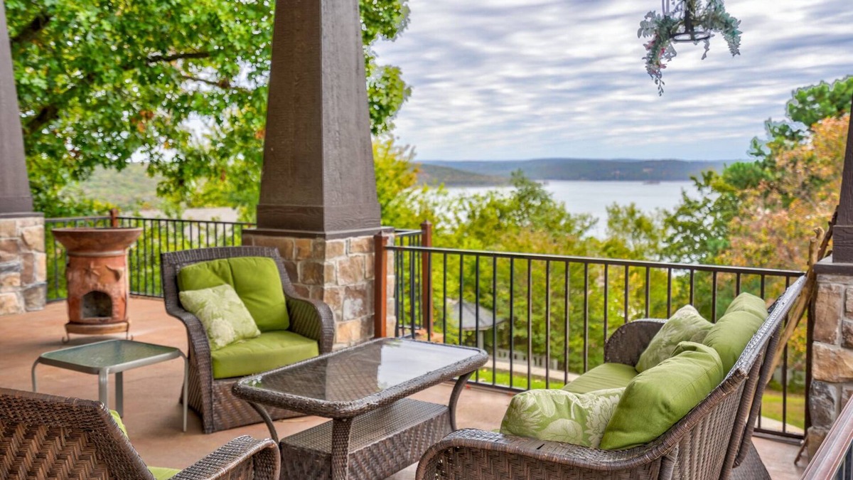Paradise Hill House | Paradise Point. Large House with Lake View and Boat Slip