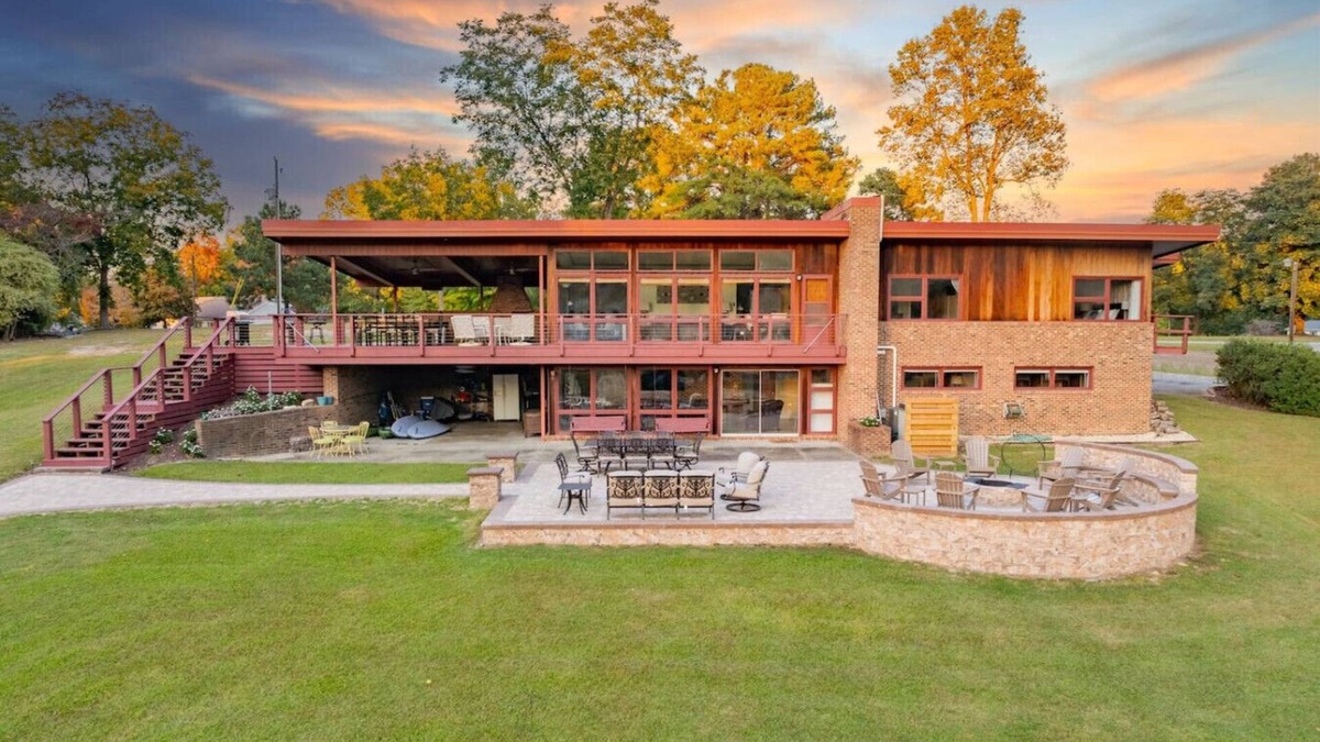Littleton House | Paradise Point: Pool Table & Massive Outdoor Area!