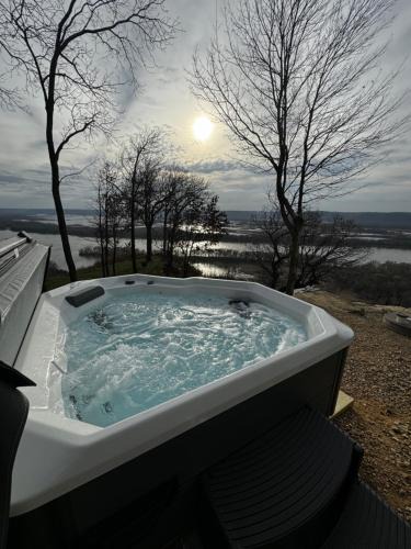 De Soto House | Paradise Point sleeps 4 Hot Tub