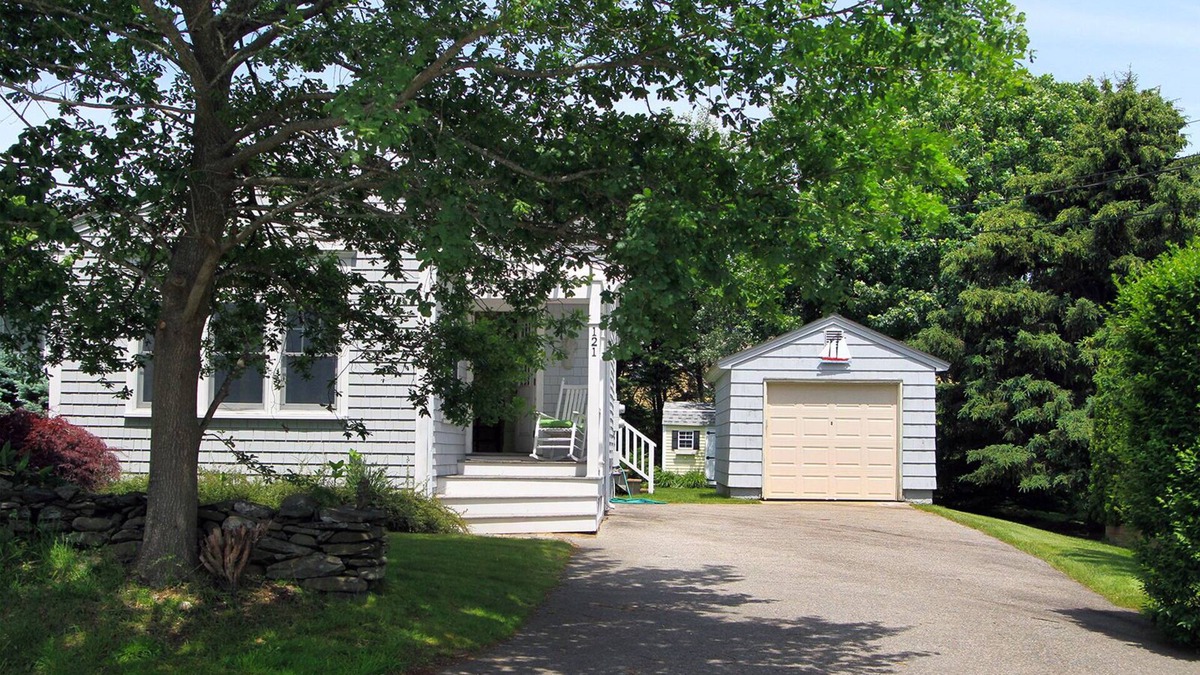 Newport East Cottage | Paradise Valley Cottage 1 mile From Second Beach