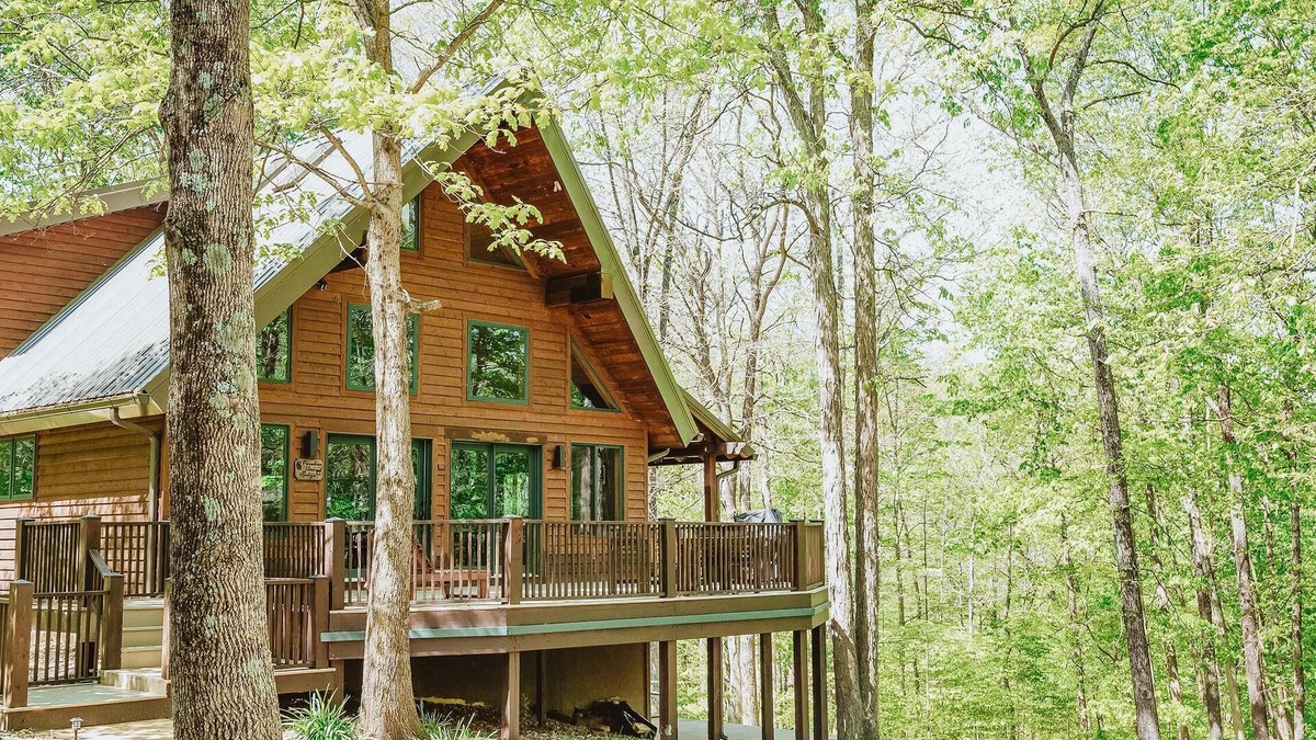 Unionville Cabin | Paradise View Log Cabin near Lake Lemon. Four bedrooms, pet-friendly!