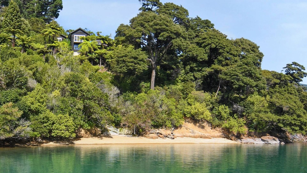 Ngakuta Bay House | Paradise View - Momorangi Bay Holiday Home